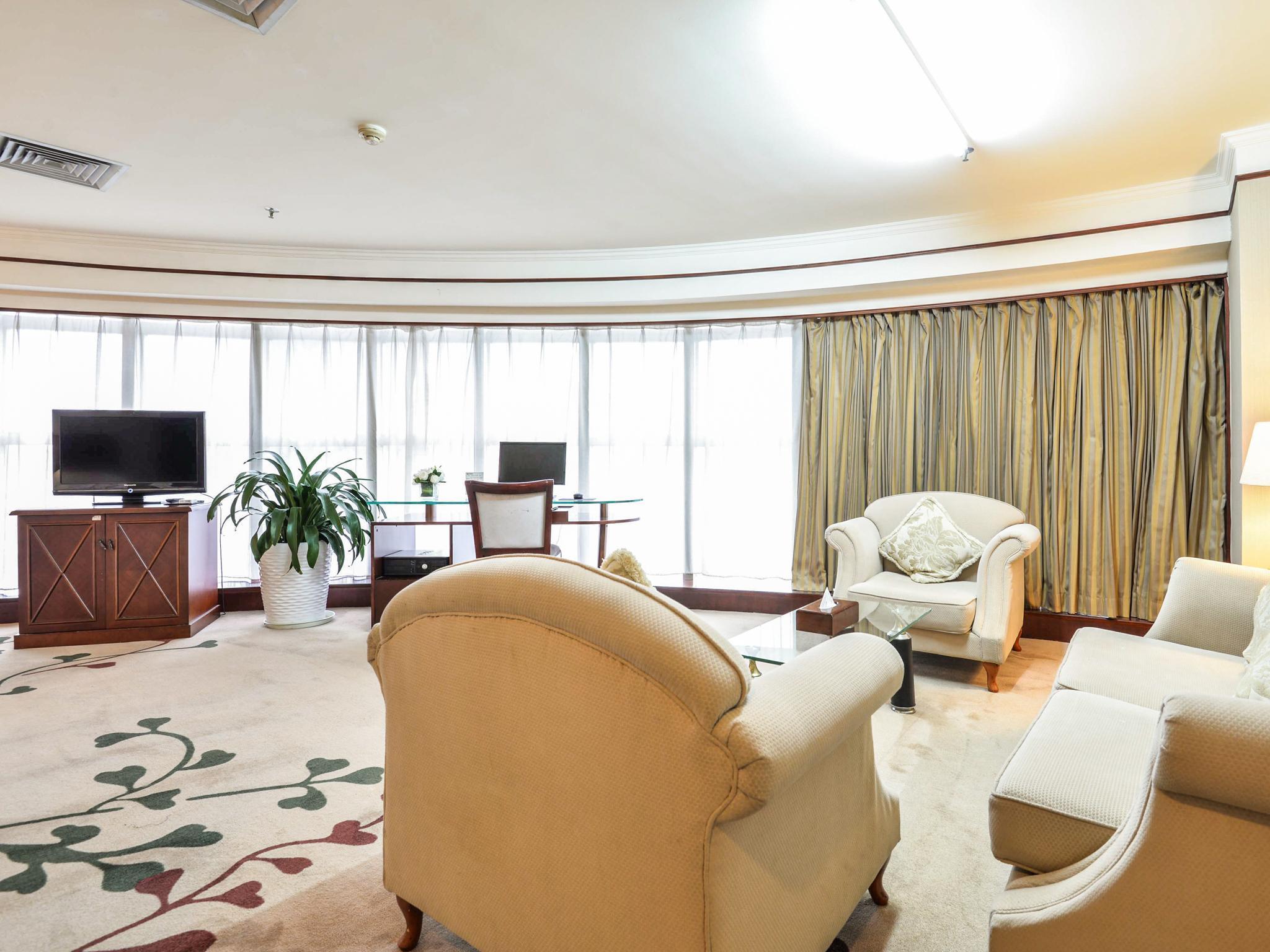 Royalty Hotel Шънджън Екстериор снимка